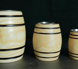 Verre en bois tourné en frêne – fabrication artisanale en atelier de tonnellerie