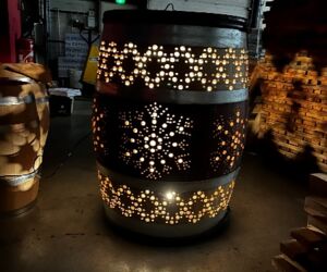 Fût décoratif en bois ajouré avec éclairage intégré pour univers immersif