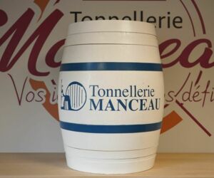 Fût décoratif en bois personnalisé avec logo pour projet de scénographie