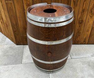 Poubelle en tonneau bois sur mesure pour scénographie, décors et événements