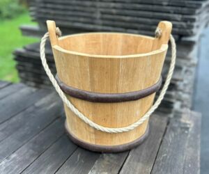 Seau décoratif en bois réalisé pour la scénographie et les décors immersifs