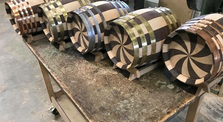 Fabrication de fûts décoratifs en bois pour décors scénographiques et univers immersifs