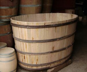 Tonneau décoratif en bois destiné aux décors immersifs et parcs à thème