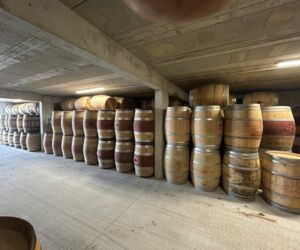 Fabrication de tonneaux décoratifs en bois pour projets scénographiques professionnels