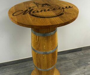 Mange-debout en bois gravé réalisé pour mobilier scénographique sur mesure