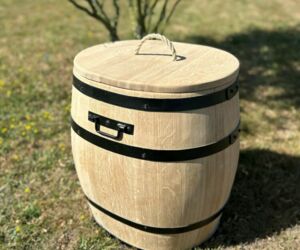 Fût décoratif en bois avec couvercle pour décor scénographique et univers immersif