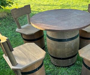Mobilier bois extérieur avec table et assises pour décor immersif et événementiel parc d'attraction