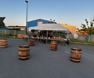 Tonneaux mange-debout en bois pour réception