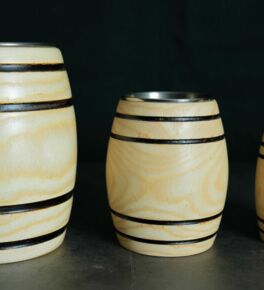 Verre en bois tourné en frêne – fabrication artisanale en atelier de tonnellerie